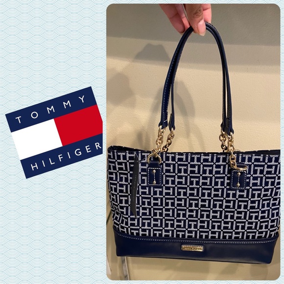 Tommy Hilfiger Handbags - Tommy Hilfiger purse
